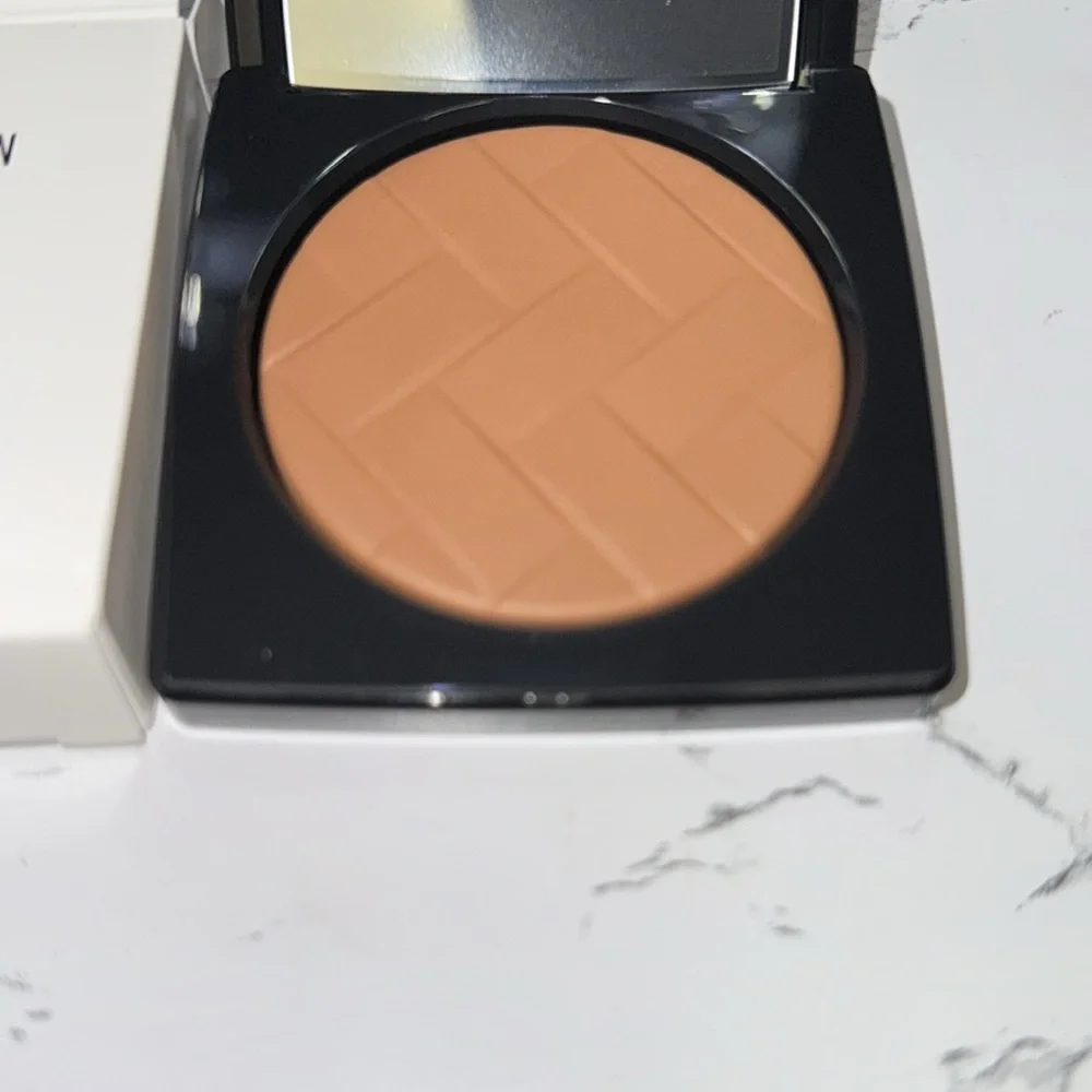 NWT Bobbi Brown vitamin enriched press powder: Golden Brown Never used